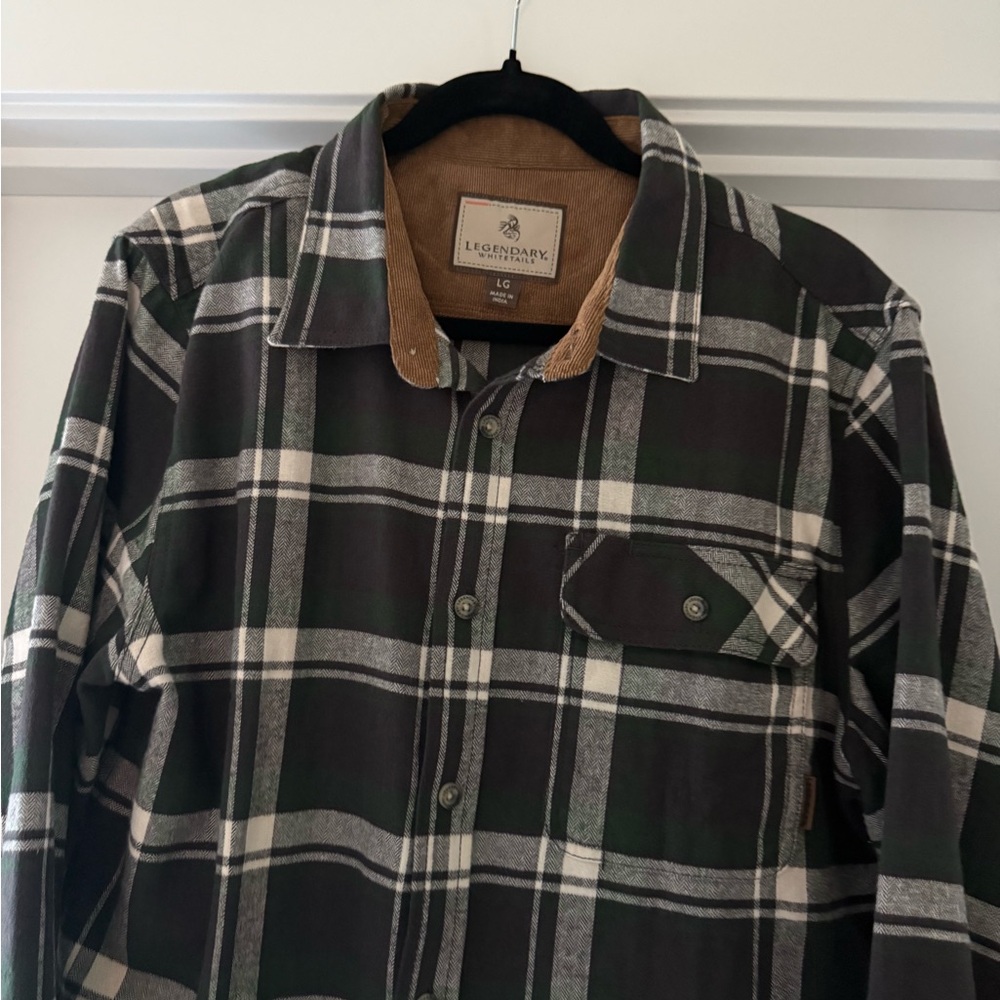 Men’s size large button front flannel shirt. Legendary white tails - Picture 2 of 8